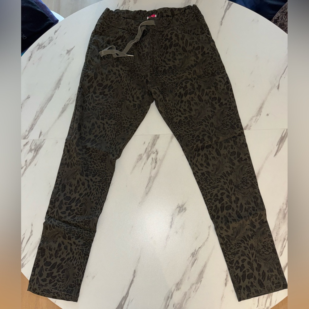 Yolly Italy Animal Print Patterned Casual Pants in Olive Green and Black M